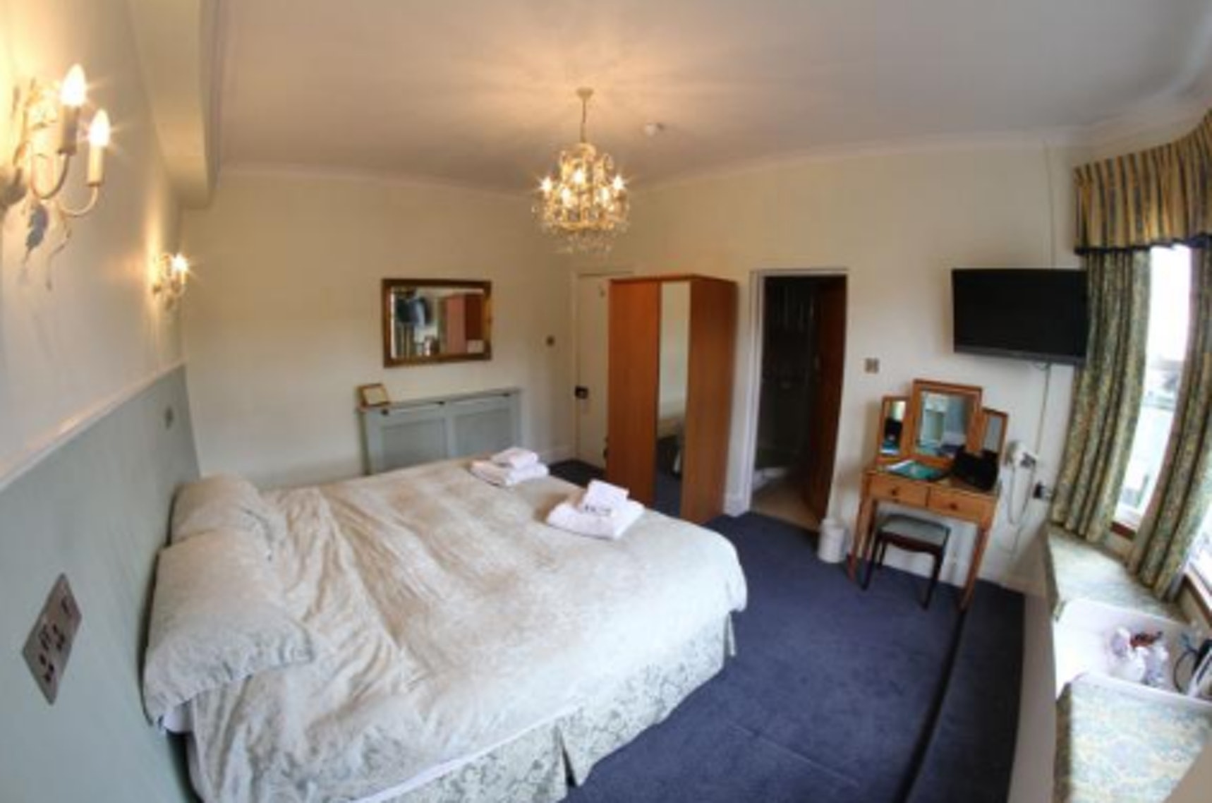 Room 8 - Queen Single Primary image